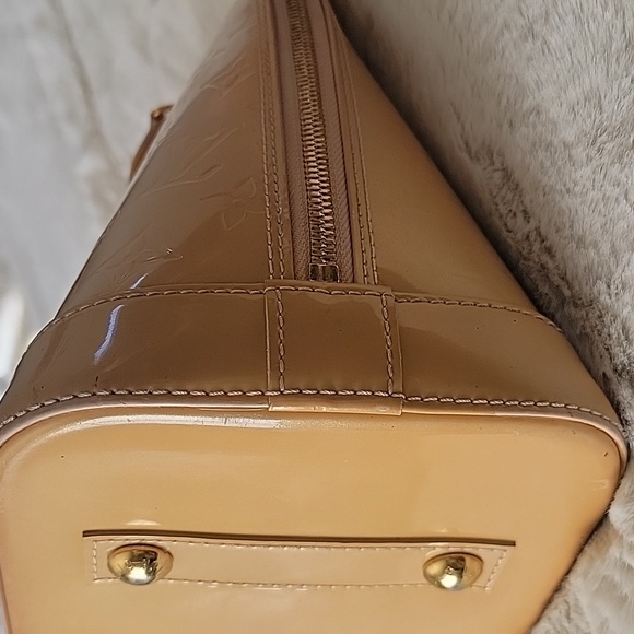 Louis Vuitton Vernis ALMA Tote - Picture 11 of 13